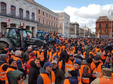 I gilet arancioni in piazza a Bari 2