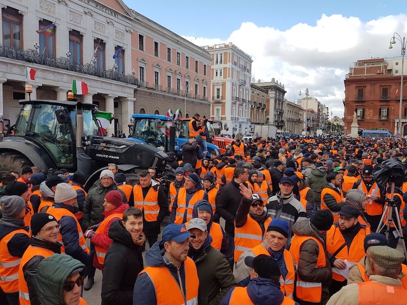 I gilet arancioni in piazza a Bari 2