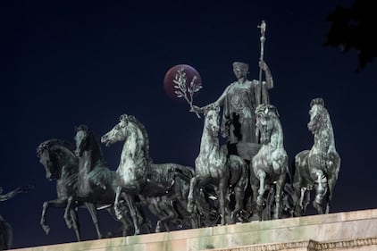 L'eclissi lunare tra i palazzi di Milano 1
