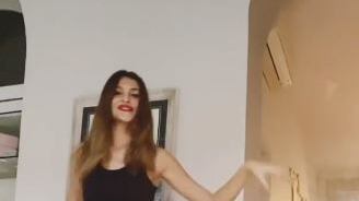 Cristina Chiabotto provoca sui social: nuda sotto la gonna?