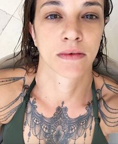 Asia Argento sexy in bikini a righe 7