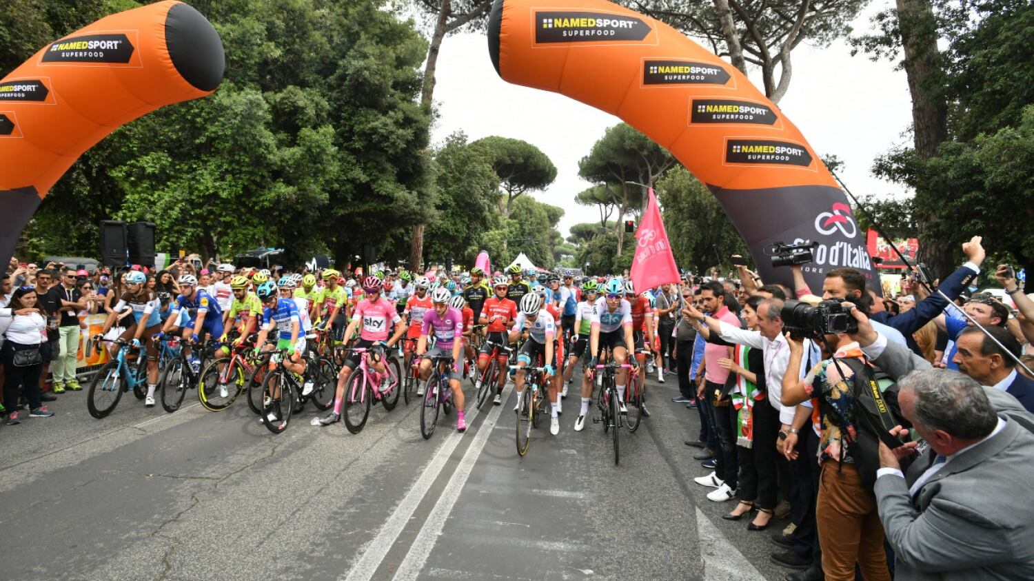 Giro d'Italia, 21a tappa con polemiche: la direzione riduce la corsa