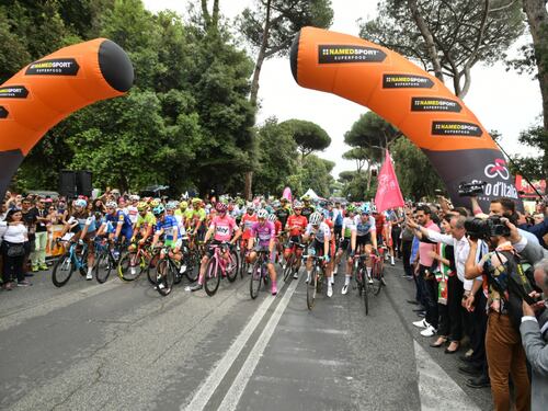 Giro d'Italia, 21a tappa con polemiche: la direzione riduce la corsa