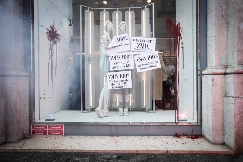 Il corteo "femminista" dell'8 marzo tra slogan e vandalismo 5