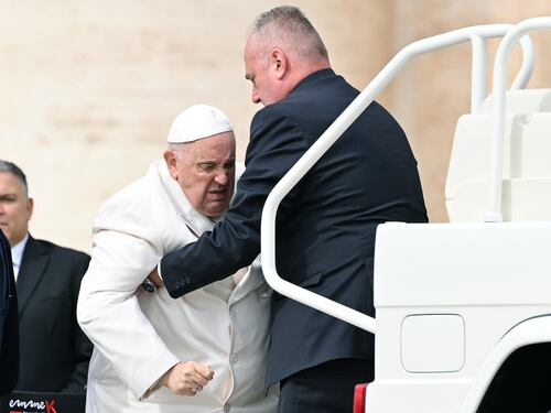 Malore, ambulanza e ricovero. Paura per il Papa in ospedale