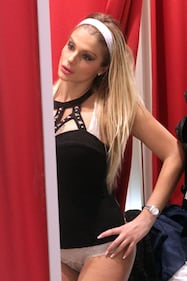 Francesca Cipriani: seno esplosivo in costume 31