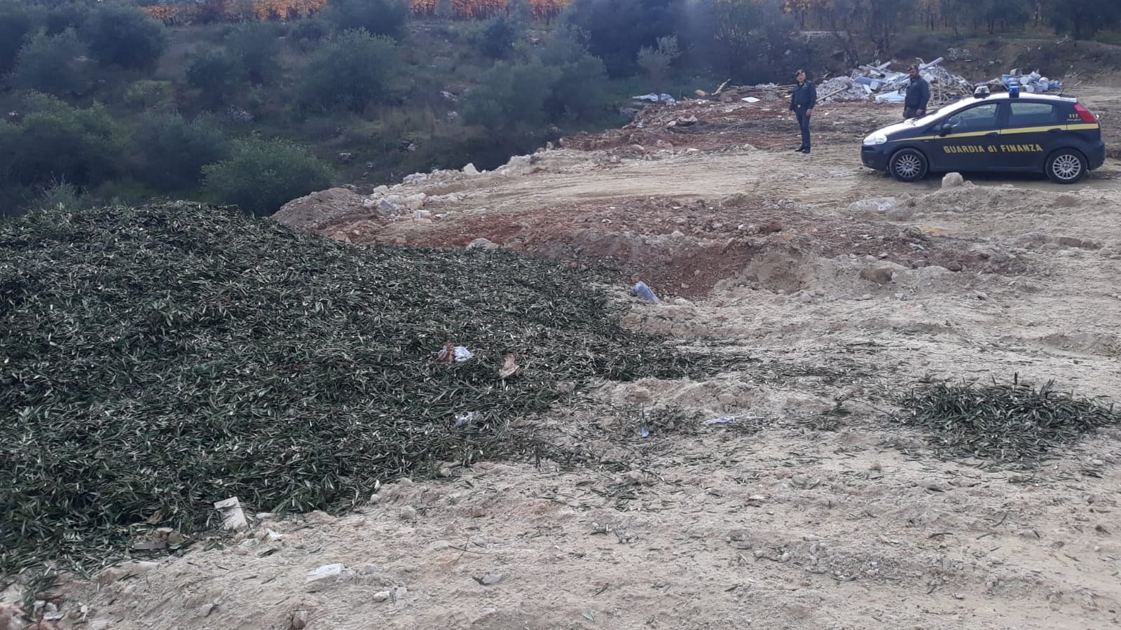 Andria, scoperta enorme discarica abusiva vicino al centro abitato