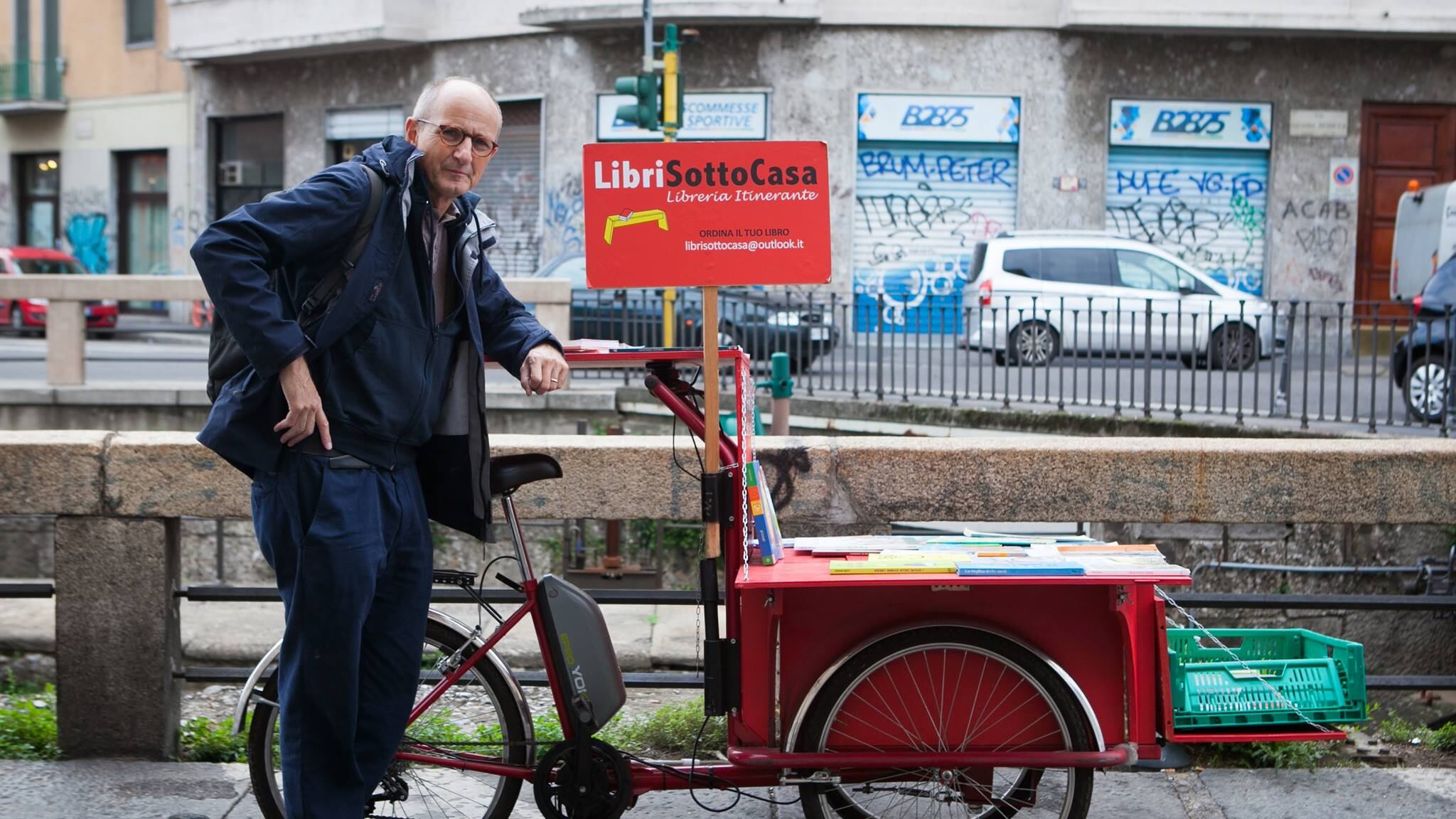 Tre ruote e cento chili di libri. "A domicilio anche i consigli"