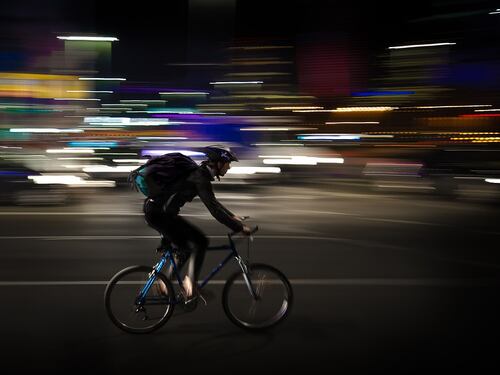 Bulli prendono a sassate un rider indiano e la fidanzata