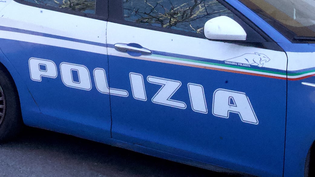 Invita una ragazza 18enne in discoteca e poi la violenta nel privé