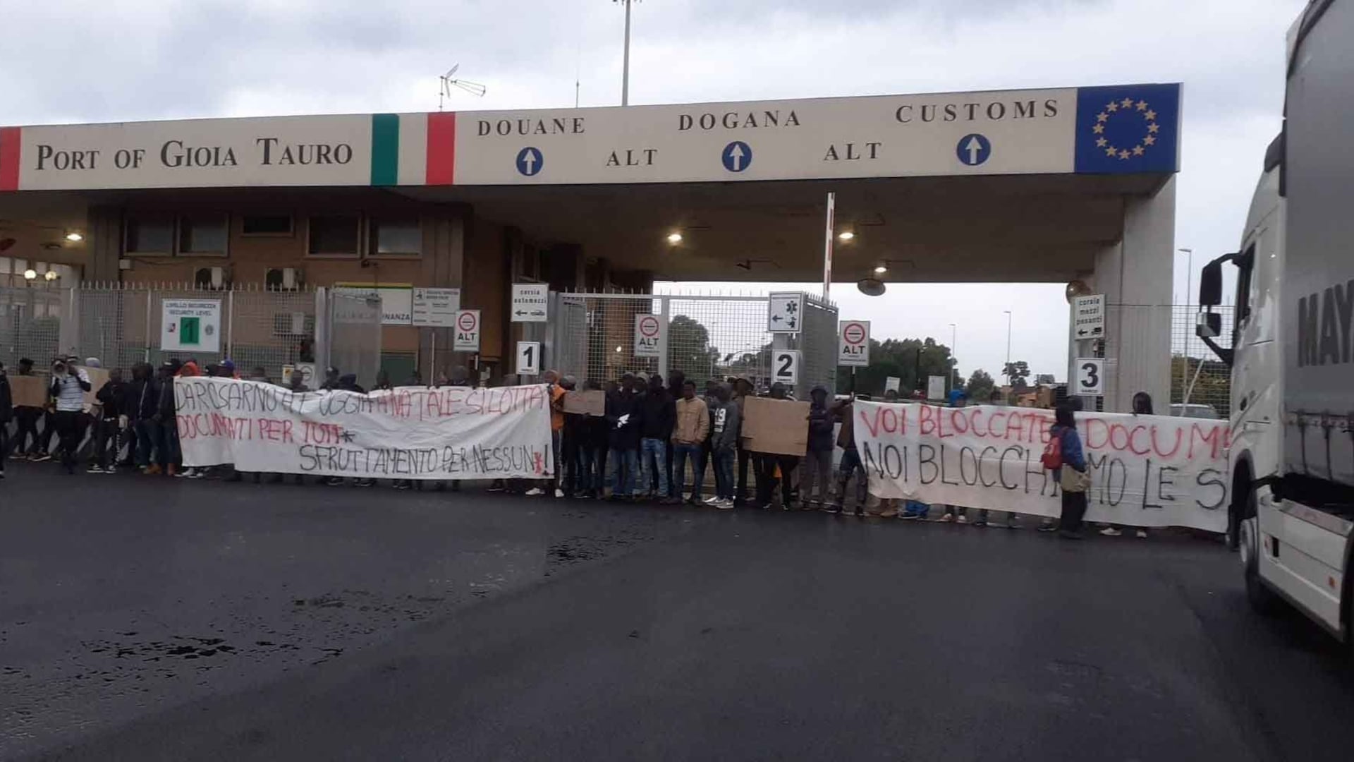 La rivolta dei migranti al Sud blocca il porto di Gioia Tauro