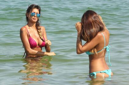Cristina Buccino, i jeans slacciati fanno impazzire i social 19
