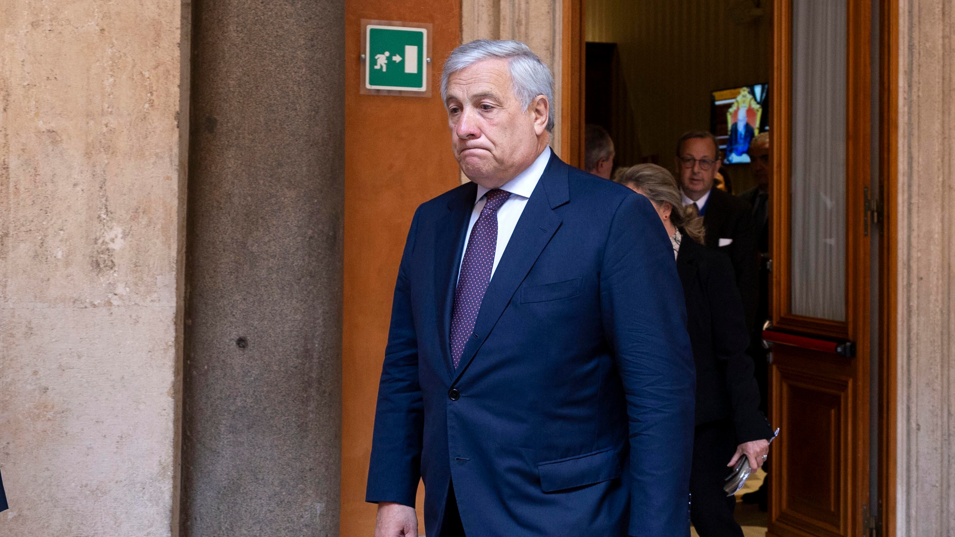 "Lavoriamo con la Francia per affrontare i flussi": l'appello di Tajani sul dossier migranti