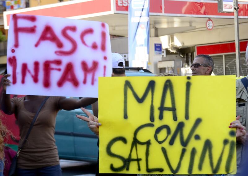 La polizia carica gli antagonisti 10