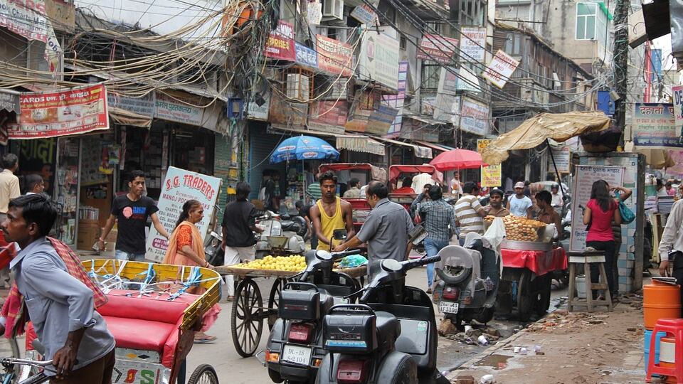 Orrore in India: marito perde la scommessa e fa violentare la moglie