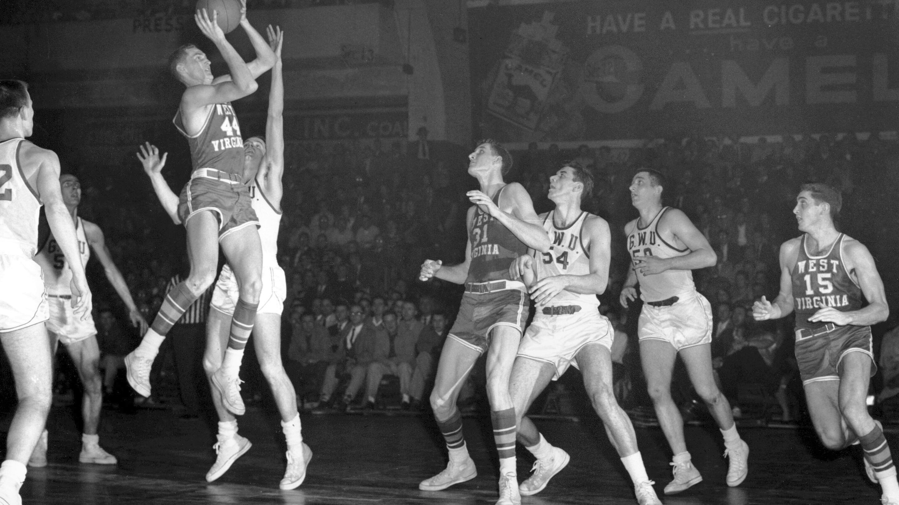 Addio a West, star dei Lakers che dette corpo al logo NBA
