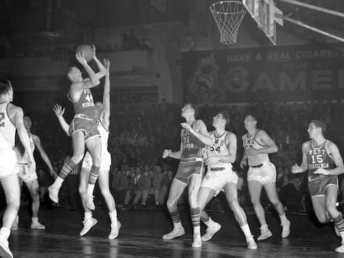 Addio a West, star dei Lakers che dette corpo al logo NBA