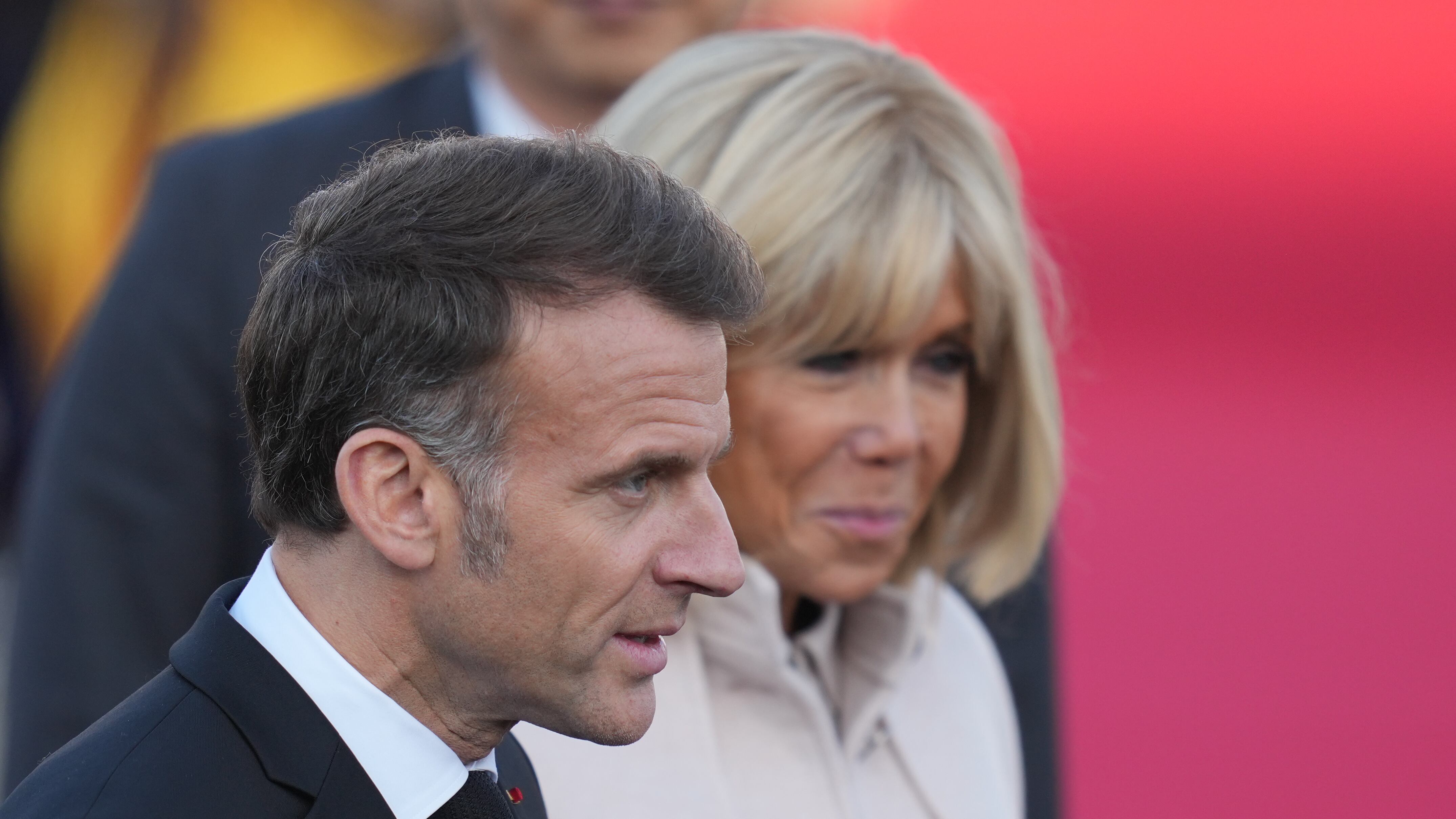 Meloni sente Starmer. "È urgente riaprire lo Stretto di Hormuz". Macron sfida Trump