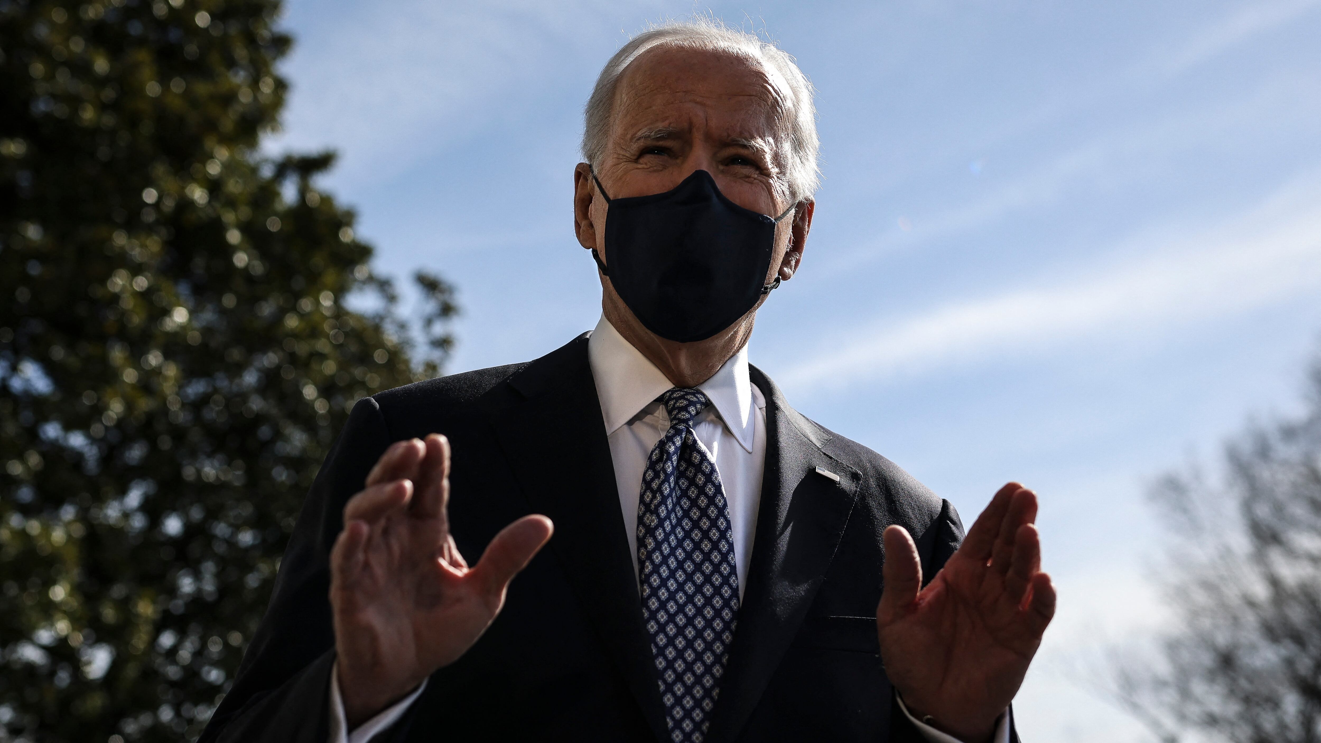Biden, trappola di Putin: incontro online pubblico. E lui scivola sulla scaletta