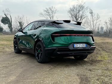 Lotus Eletre: guarda la gallery del nuovo suv elettrico anglo-cinese da 612 CV 8