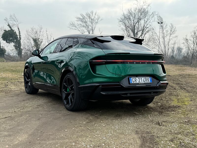 Lotus Eletre: guarda la gallery del nuovo suv elettrico anglo-cinese da 612 CV 8
