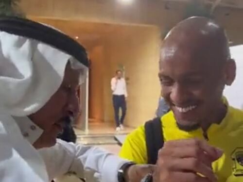 Arabia Saudita, Fabinho riceve un Rolex in regalo da un tifoso (e lo fa cadere)