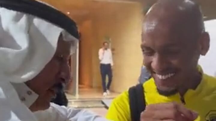 Arabia Saudita, Fabinho riceve un Rolex in regalo da un tifoso (e lo fa cadere)
