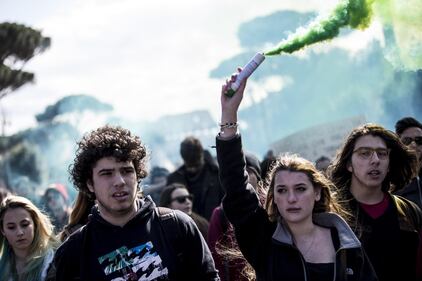 Milano, scontri tra i manifestanti e le forze dell'ordine 4
