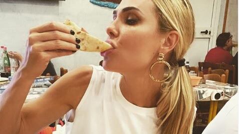 Ilary Blasi come Chiara Ferragni. La foto nasconde un "segreto"