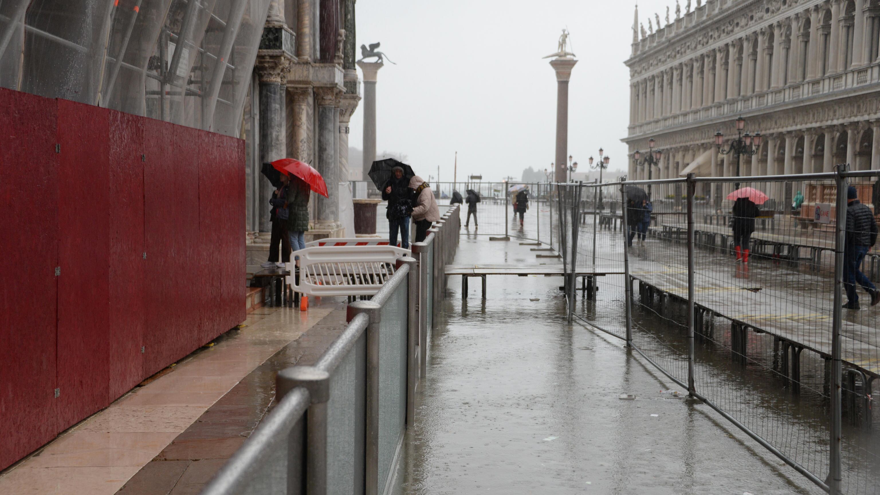 Nubifragi e trombe d'aria. Ma il Mose salva Venezia dalla marea dei record