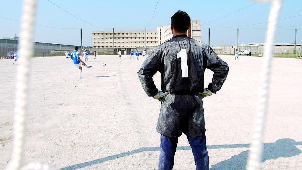 Sfida a Bollate, un calcio alla violenza