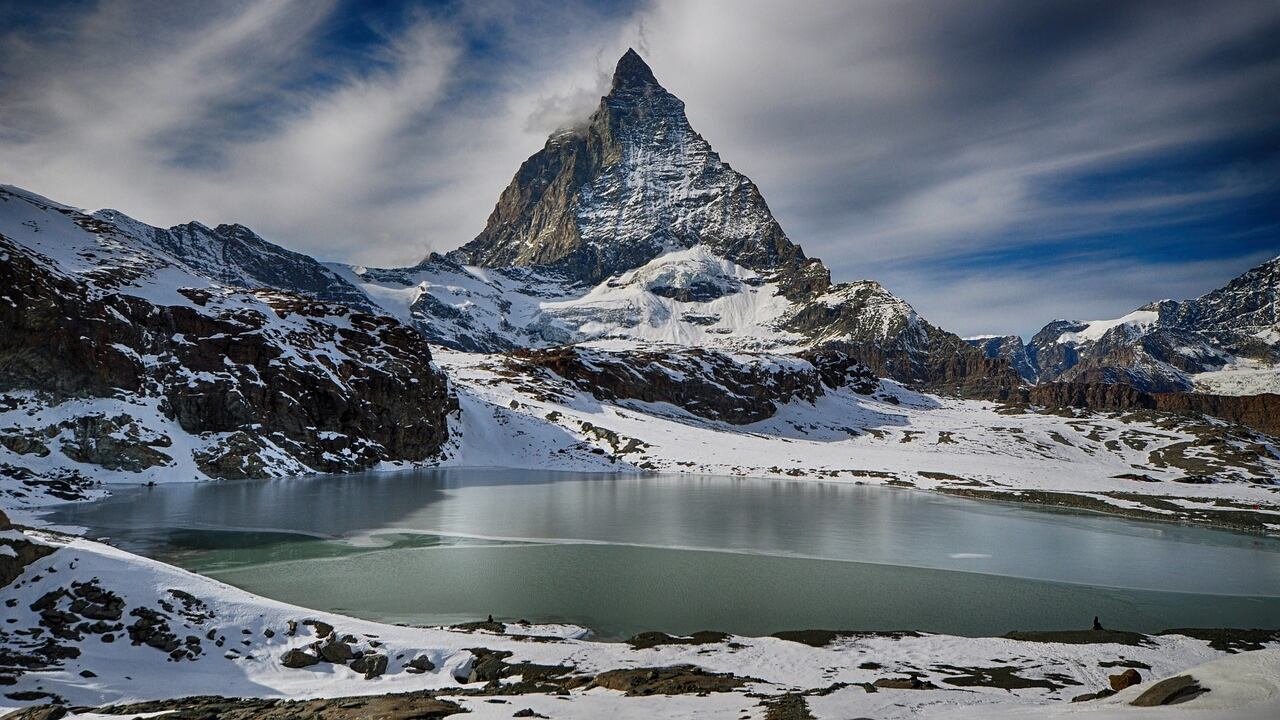 "Hanno scavato un buca nella neve". Finisce in tragedia per sei alpinisti sul Cervino