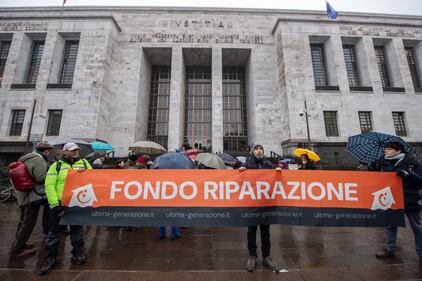Il presidio di Ultima Generazione durante l'udienza preliminare per l'imbrattamento del dito medio di Cattelan 2