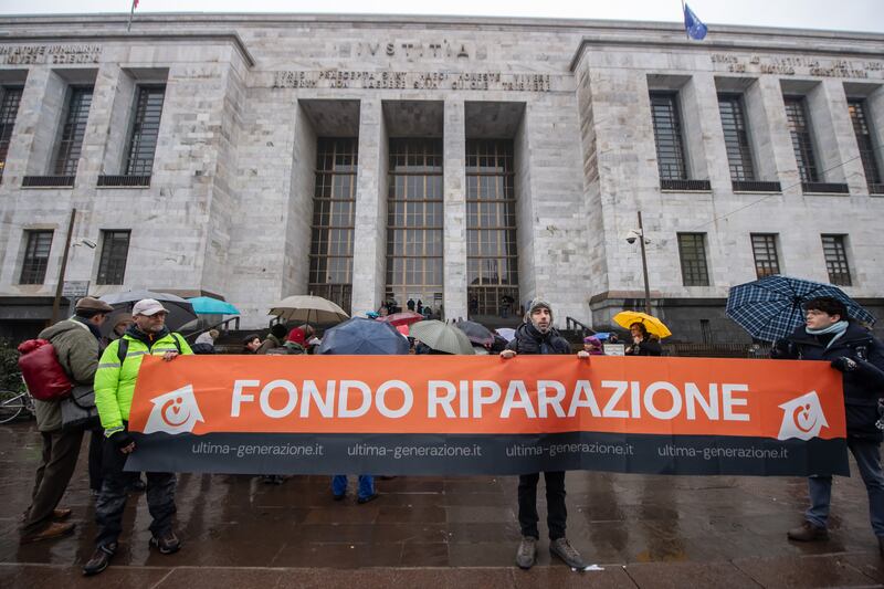 Il presidio di Ultima Generazione durante l'udienza preliminare per l'imbrattamento del dito medio di Cattelan 2