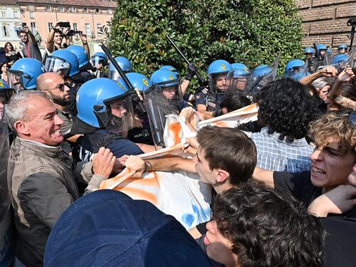 "Poliziotti feriti e lancio di oggetti". Cosa non dice la sinistra sugli scontri di Torino
