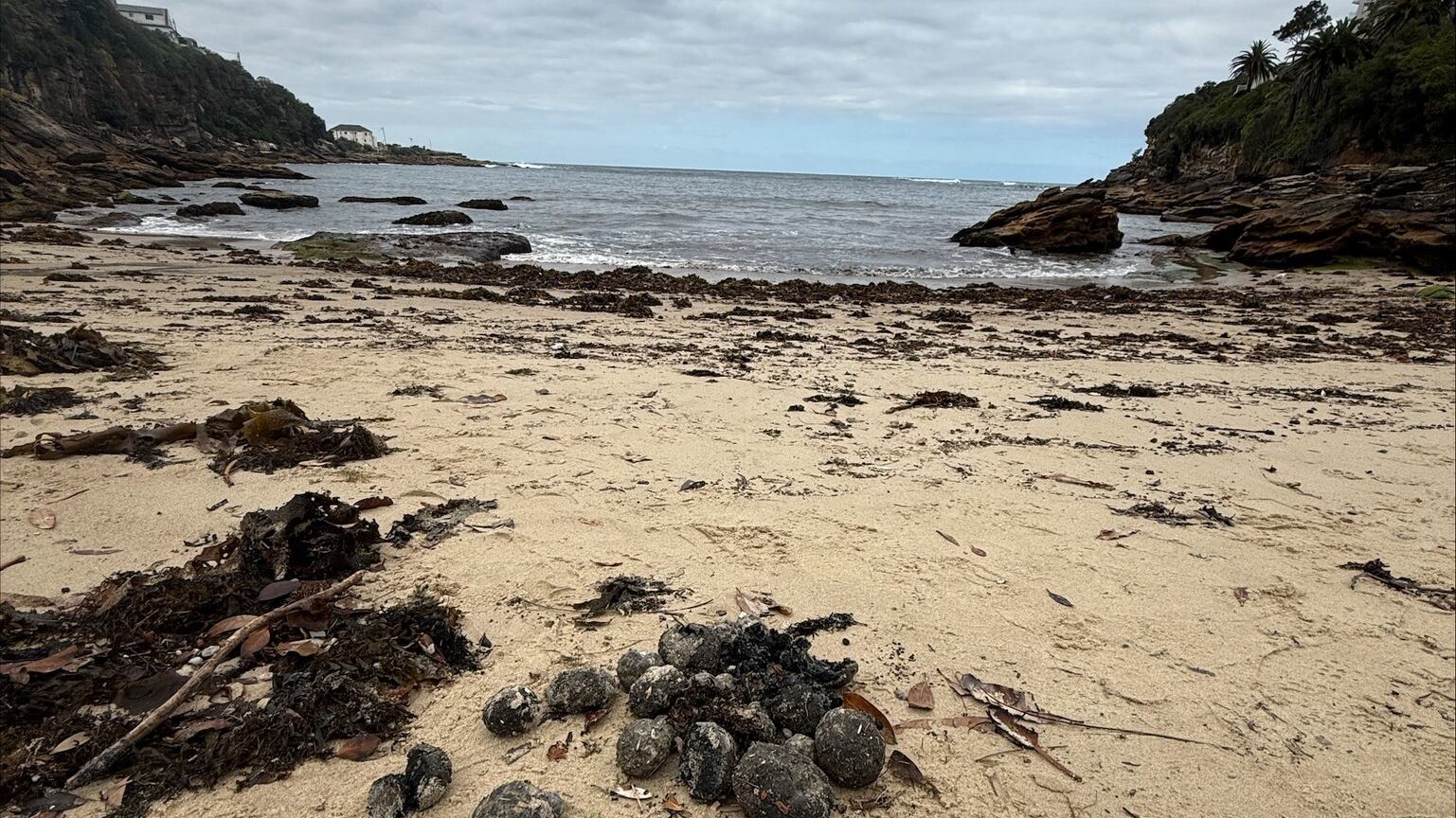 Migliaia di sfere nere comparse sulle spiagge: cosa c'è dietro al fenomeno
