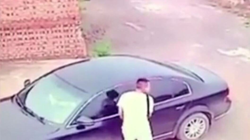 Milano, tentano di rapinare una ragazza in auto. Lei reagisce e capotta
