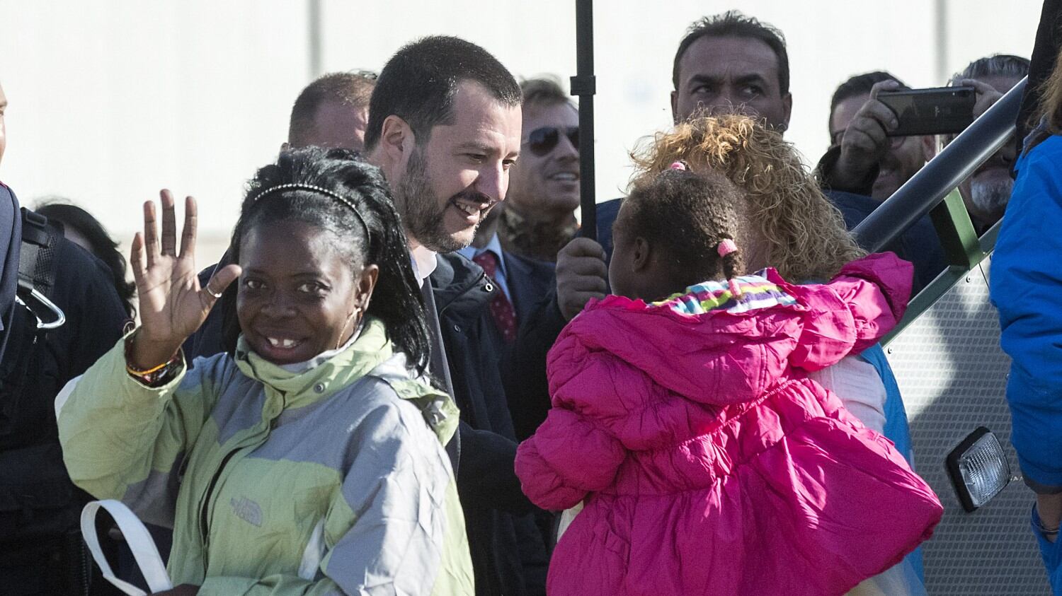 Macché razzista, Salvini con i bambini del Niger: "Noi accogliamo davvero"