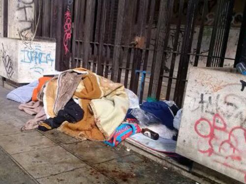 Clochard rovista nei cassonetti. La polizia lo denuncia per furto