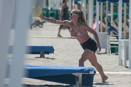 Michelle Hunziker, sexy in spiaggia con le figlie 16