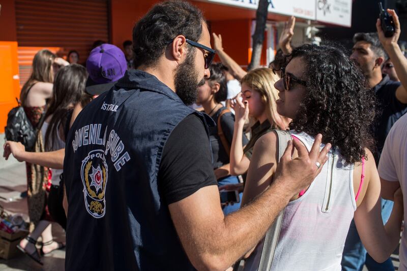 Istanbul, la polizia interrompe il Gay Pride 3
