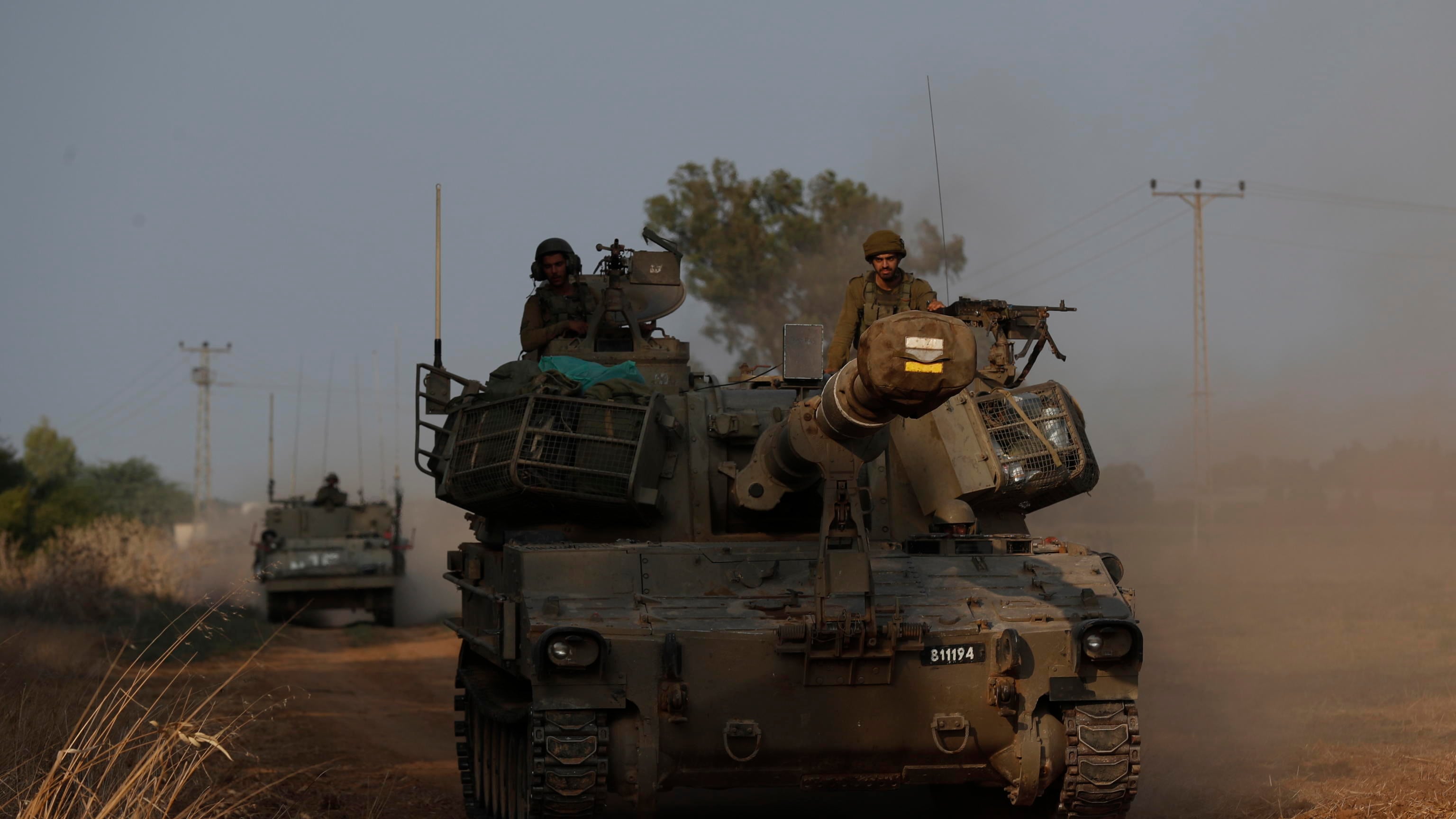 Scontri e raid contro Hamas: oltre 700 morti. Stranieri tra gli ostaggi. E gli Usa muovono una portaerei | La diretta
