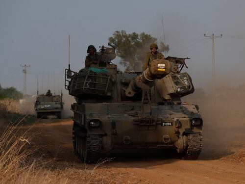 Scontri e raid contro Hamas: oltre 700 morti. Stranieri tra gli ostaggi. E gli Usa muovono una portaerei | La diretta