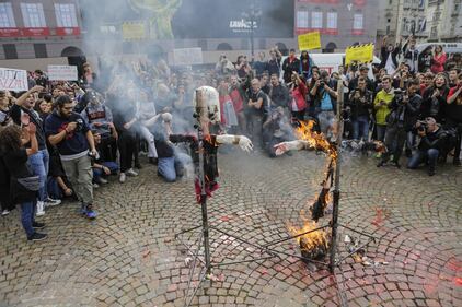 Studenti contro il governo: crocifissi e bruciati i fantocci di Di Maio e Salvini 6