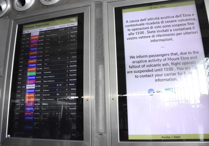 Etna in eruzione, disagi in aeroporto