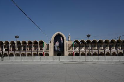 Iniziati i funerali di Khamenei: le immagini da Teheran 11