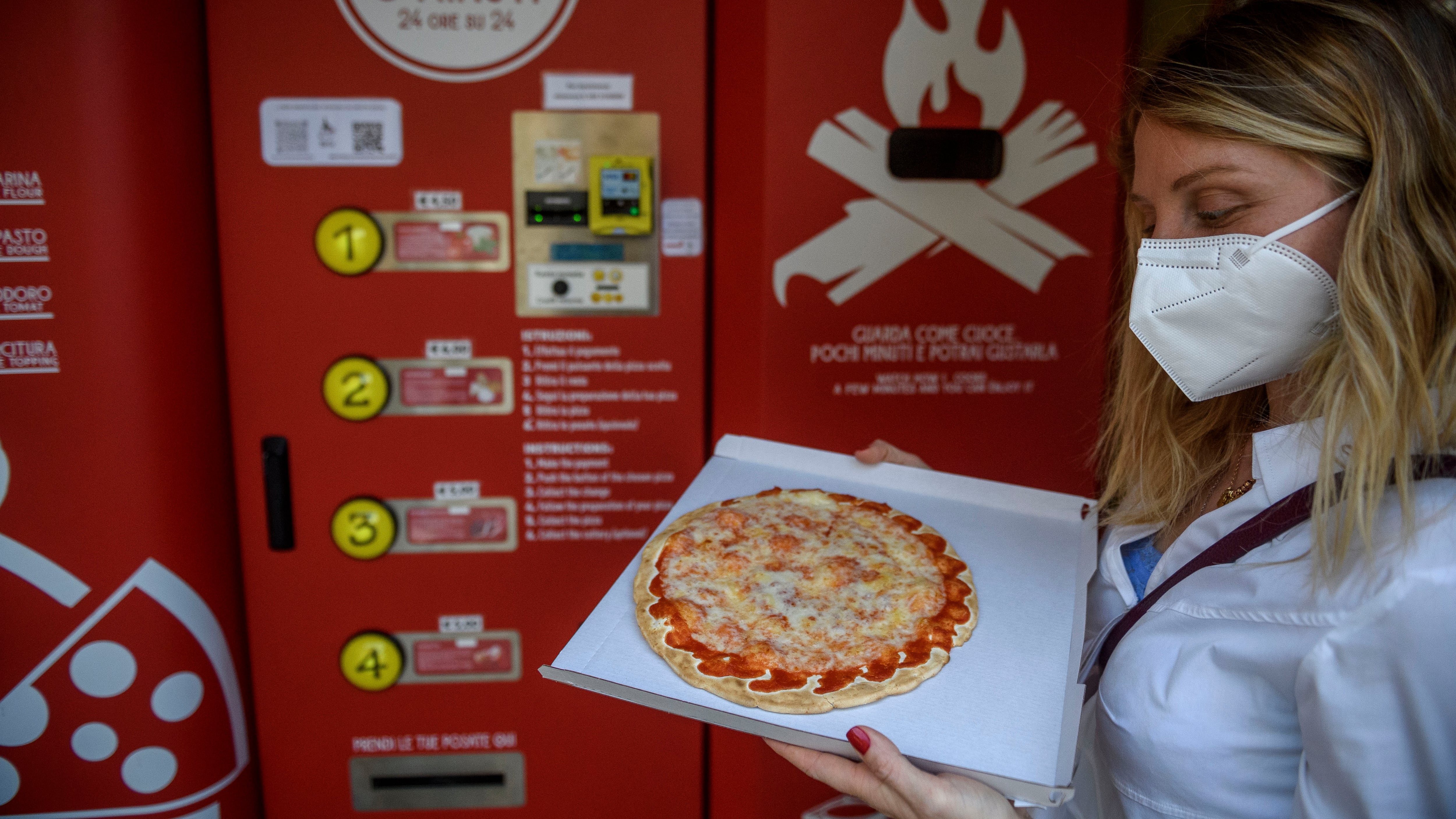 Il distributore di pizza calda scandalizza gli americani