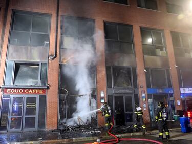 Vigili del fuoco a lavoro per spegnere l'incendio in un magazzino cinese a Milano 11
