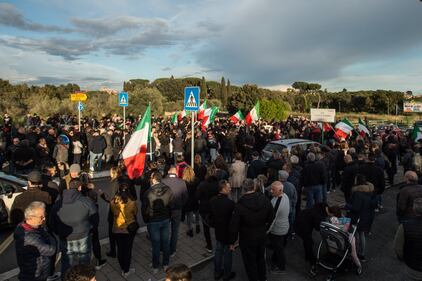 Roma, la protesta anti-rom arriva anche a Casalotti  6