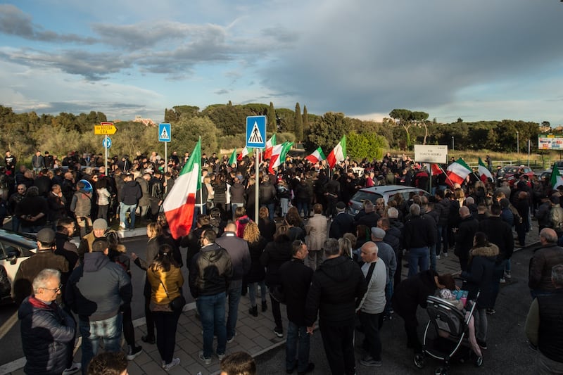 Roma, la protesta anti-rom arriva anche a Casalotti  6
